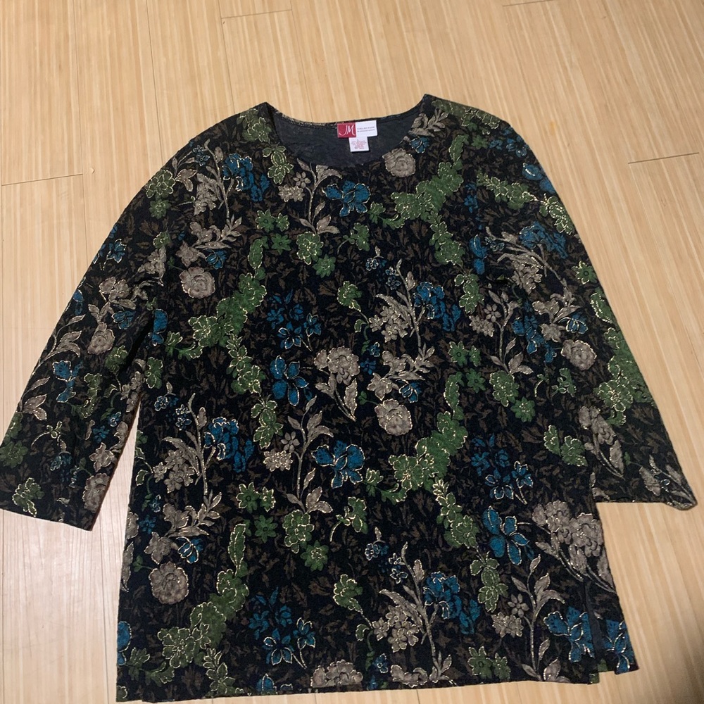 Black formal floral top. Long fitting on torso.